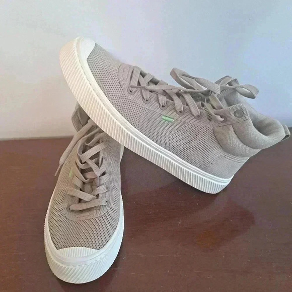 CARIUMA Sneakers NWOT SIZE 9 - Picture 1 of 9